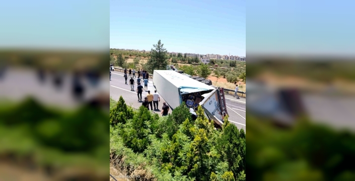 Gaziantep'te muz yüklü tır devrildi, sürücü yaralandı