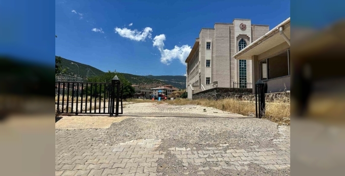 Gaziantep'te yıkılmayan okul, çocuklar için tehlike oluşturuyor