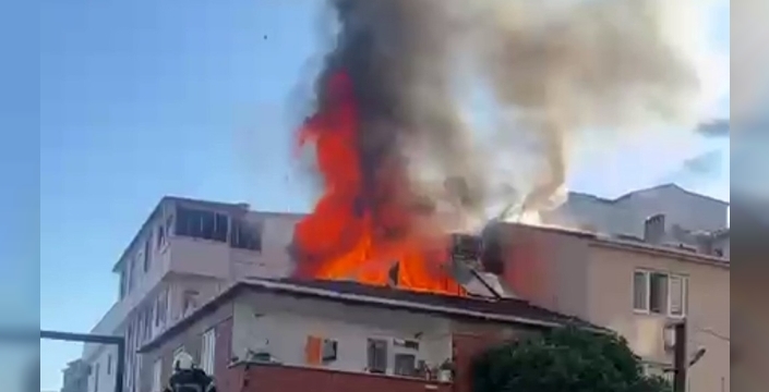 Gebze'de üç katlı apartmanın çatı katında korkutan yangın: Maddi hasar var, can kaybı yok