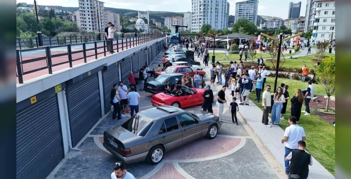 Geçmişe yolculuk Kastamonu'da: Klasik otomobiller nostalji rüzgarı estirdi