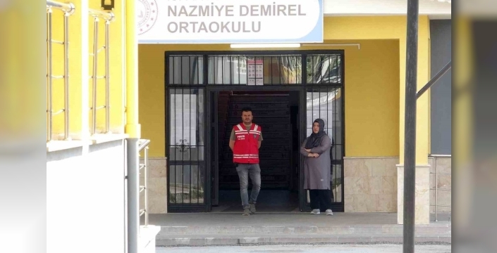 Gelecekleri için ter döken öğrenciler, velileri okul kapılarında heyecanla bekletti