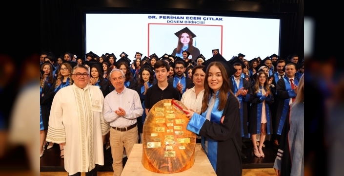 Genç hekimler yemin ederek meslek hayatına ilk adımını attı