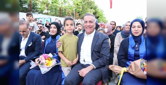 Gençler kep attı, gelecek hayallerine ilk adımı attı: Sultangazi'de coşkulu mezuniyet