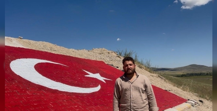 Gençlerden Milli Takıma dağdan dev destek: 54 metrekarelik Türk bayrağı!