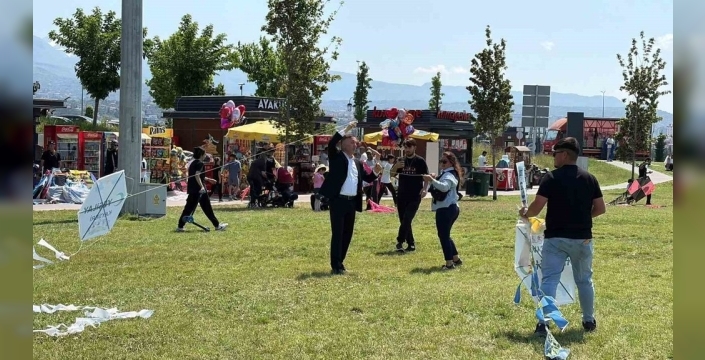 Gökyüzü rengarenk uçurtmalarla şenlendi: Bağımlılığa karşı farkındalık uçuşu