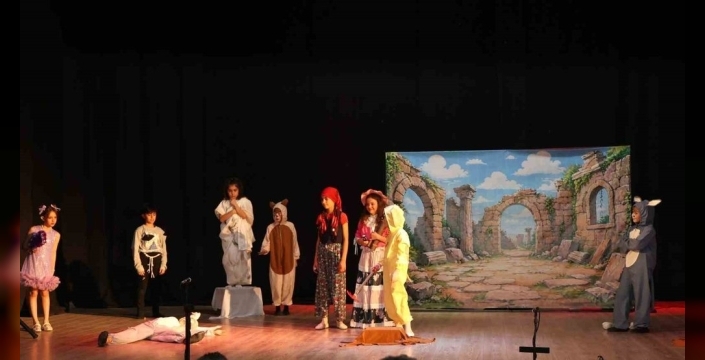 Gönenli öğrencilerden 'Oyuncak' tiyatro gösterisi büyük ilgi gördü