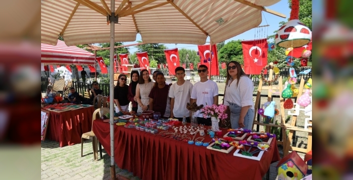 Gördes'te dev Türk bayrağı altında meslek festivali coşkusu
