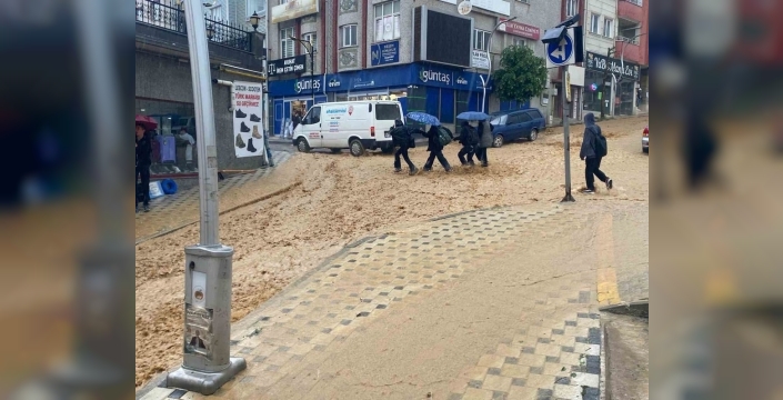 Gümüşhane'de dolu ve sağanak yağış, hayatı durma noktasına getirdi
