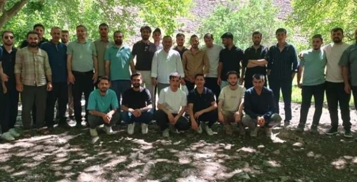 Hakkari'de umre ödüllü bilgi yarışmasına katılan gençlere piknik sürprizi