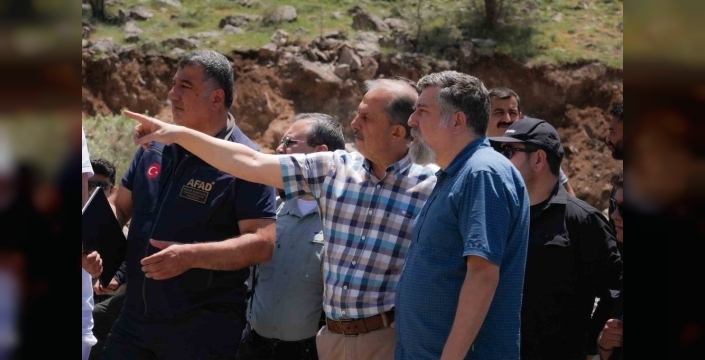 Hakkari'de uzman ekipler heyelan alanını inceledi