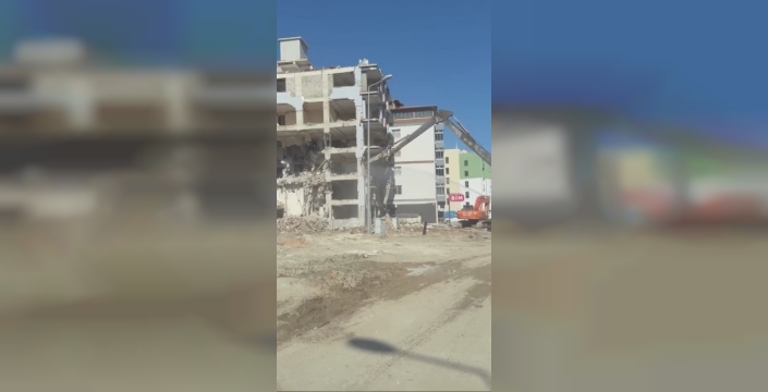 Hatay'da Yıkım Anı: 6 Katlı Bina İş Makinesinin Darbesiyle Yerle Bir Oldu