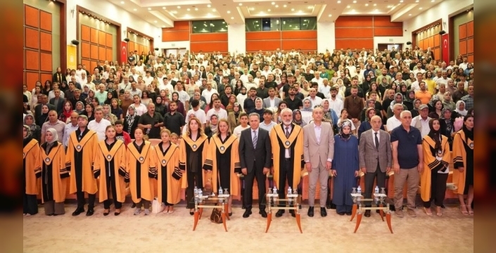 Hemşirelik fakültesi mezuniyet coşkusu: Geleceğin sağlık neferleri diplomalarını aldı
