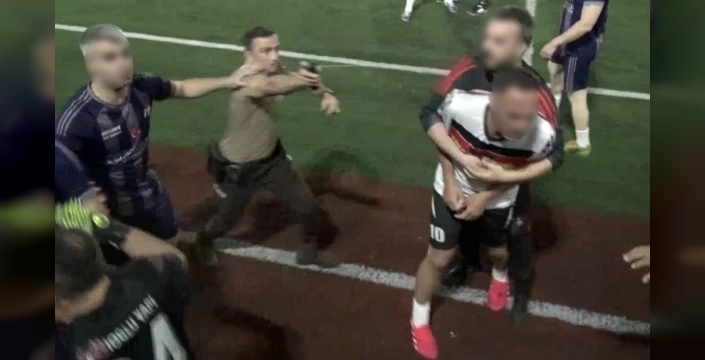 Hendek'teki futbol maçında kargaşa: polis ve lokanta çalışanları arasında arbede