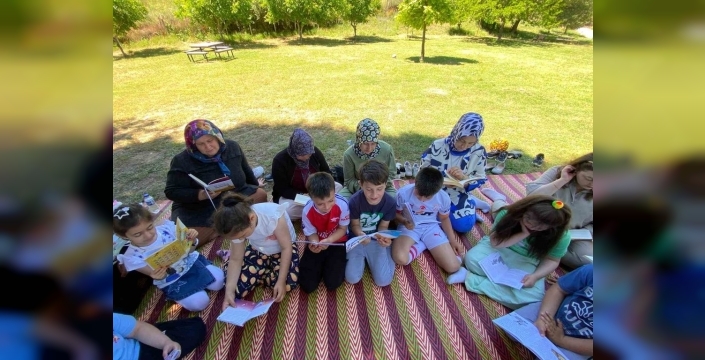 Hisarcık'ta öğrenciler ve veliler, doğanın kucağında kitaplarla buluştu