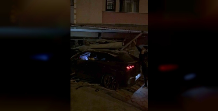 Iğdır'da kontrolden çıkan otomobil iş yerine girdi: 2 yaralı