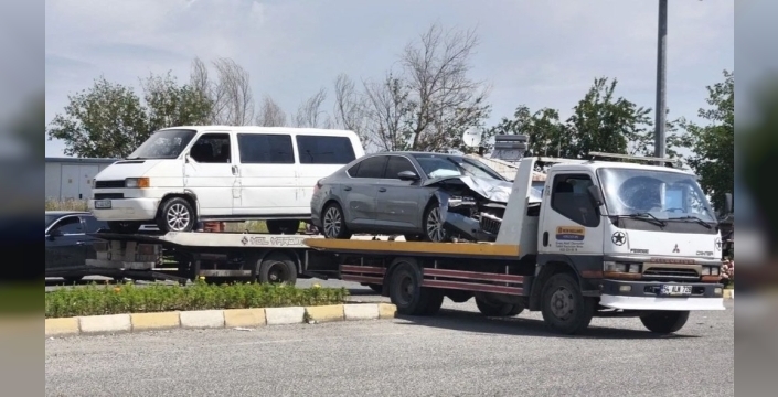 Iğdır'da taksi ve hafif ticari araç çarpıştı: 4 yaralı