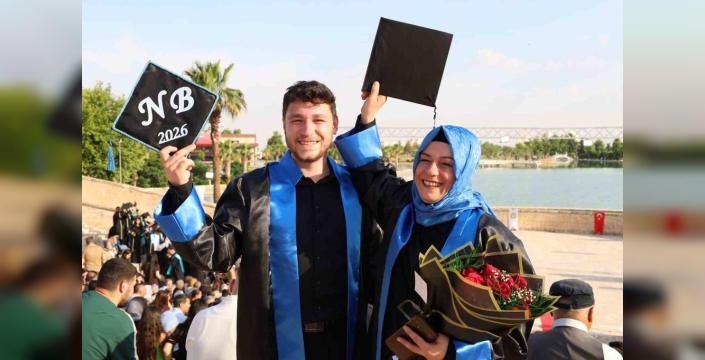 İnanılmaz mucize: Anne ve oğlu aynı üniversiteden, aynı bölümden, aynı sıradan mezun oldu!