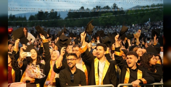 İnönü Üniversitesi'nde mezuniyet coşkusu: Geleceğin liderleri diplomalarını aldı