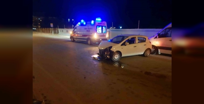 Isparta'da kontrolden çıkan otomobil, park halindeki araca böyle çarptı: 1 yaralı!