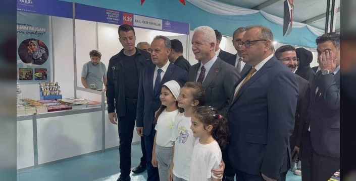 İstanbul 'Ben Okuyorum, İstanbul Okuyor' projesiyle Beylikdüzü'nde kitapseverlerle buluştu