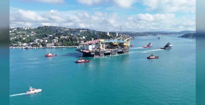 İstanbul Boğazı'nda dev vinç gemisi geçiş yaptı