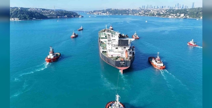 İstanbul Boğazı'nda yüzen tehlike: Ukrayna'nın vurduğu dev tanker güçlükle geçirildi