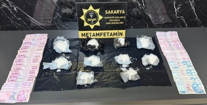 İstanbul'dan yola çıkan 'kurye' Adapazarı gişelerinde yakalandı: 1 kilo metamfetamin ve 21 bin TL ele geçirildi