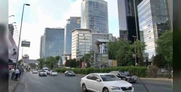 İstanbul'un çilesi büyüyor: Trafikten kaçanlar arabayı yatakhaneye çevirdi, makyaj direksiyon başında yapılıyor