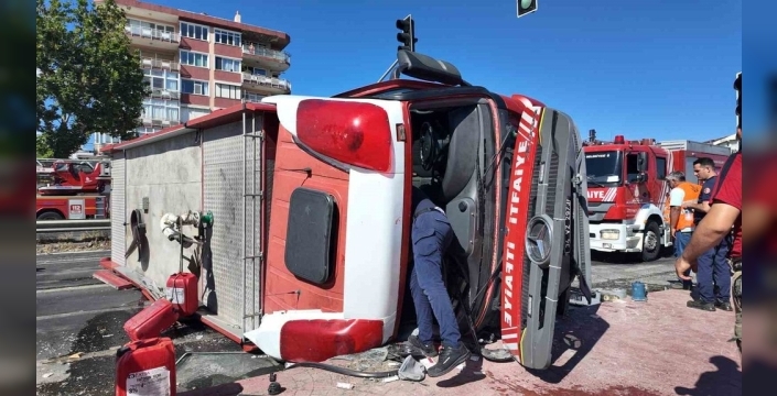 İtfaiye aracı kaza yaptı: Yangına giderken devrilip 2 personeli yaralandı