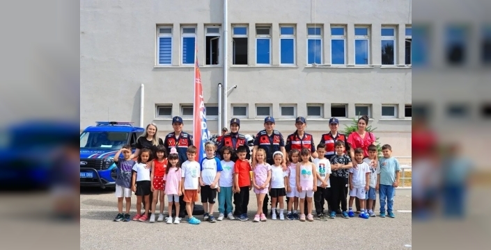 Jandarma, minik misafirlerine kapılarını açtı: Trafik, köpekler ve bolca neşe!