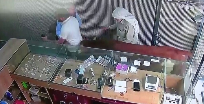 Kaçan dana kuyumcu dükkanına girdi: Panik dolu anlar