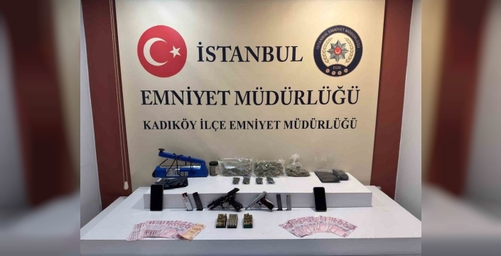 Kadıköy'de polisten kaçan şüphelilerden uyuşturucu ve silah ele geçirildi