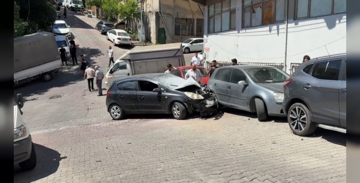 Kağıthane'de yokuştan kayan araç 4 araca çarptı: Maddi hasar oluştu