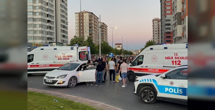 Kahraman Başkomiserden yaralı motosikletçiye ilk yardım eli