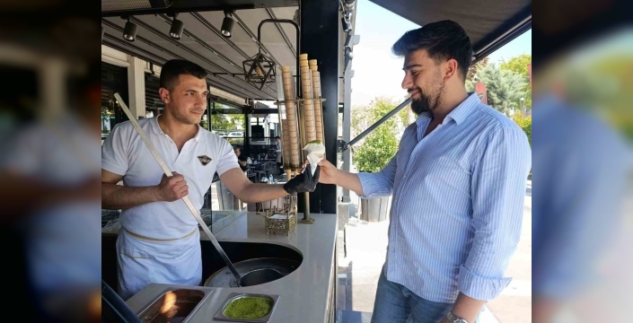 Kahramanmaraş'lılar, sıcak havalarda dondurmayı tercih ediyor
