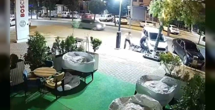 Kahta'da motosiklet kaosu: Hafif ticari araca çarpıp iki kişiyi yaraladı