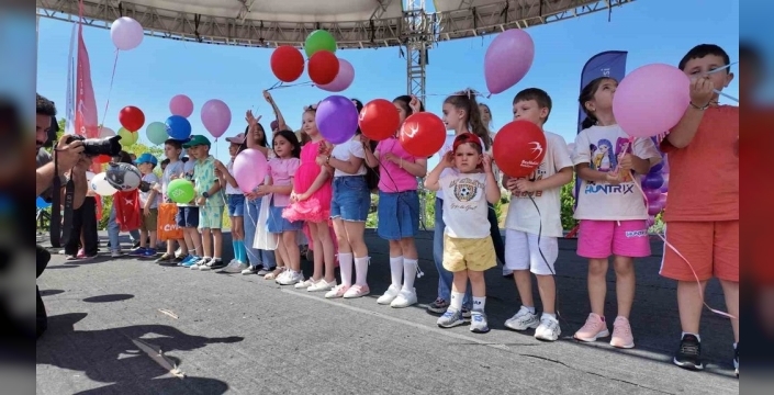 Kanseri yenen minik Almira için gökyüzü rengarenk balonlarla doldu!