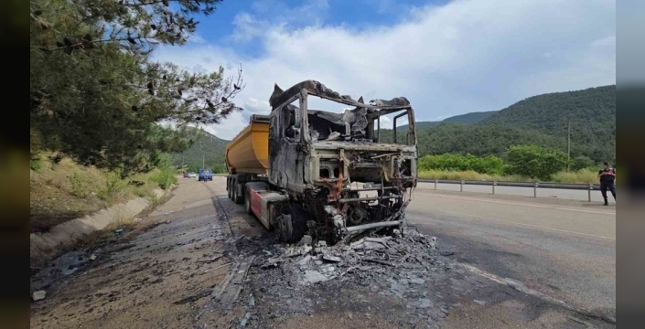 Karabük'te cam madeni yüklü tır alev aldı, sürücü son anda kurtuldu