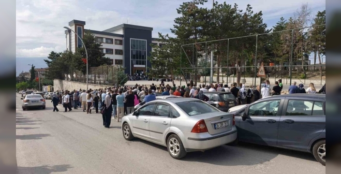 Karabük'te LGS heyecanı: Öğrenciler sınavda, veliler kapıda