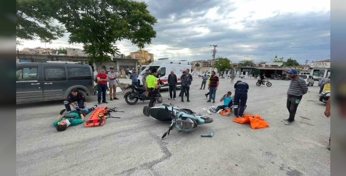 Karaman caddesinde dehşet anları: İki motosiklet çarpıştı, iki kişi yaralandı