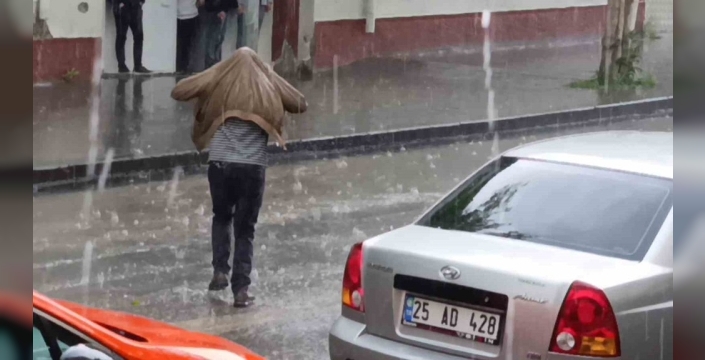 Kars'ta dolu yağışı sanayi bölgesini beyaza bürüdü