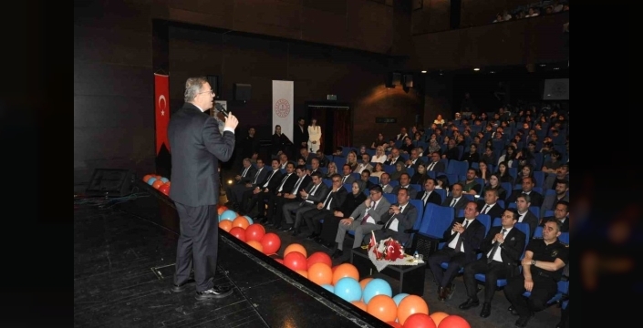 Kars'ta kitaplar konuştu: 98 bin kitap okundu, en iyiler ödüllerle taçlandı
