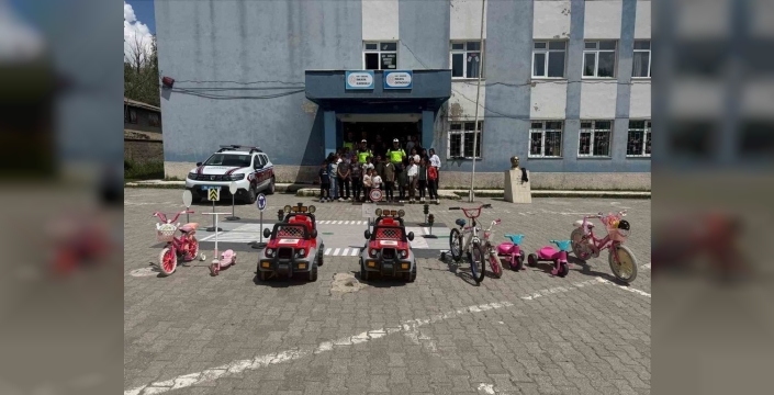 Kars'ta minik yüreklere trafik bilinci aşılandı: 207 öğrenciye 'güvenli yol' dersi
