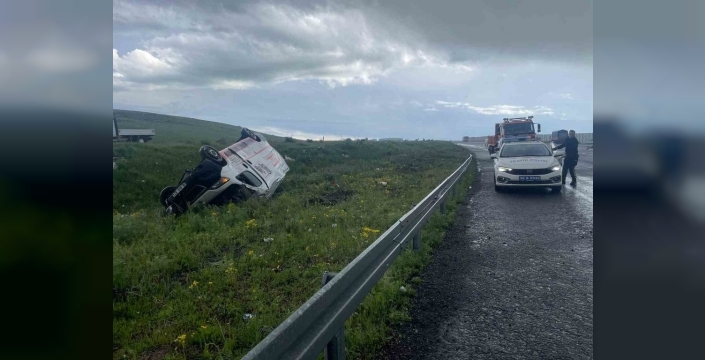 Kars'ta ticari araç şarampole devrildi: Bir yaralı hastaneye kaldırıldı