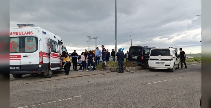 Kars'ta trafik kazası: 5 kişi yaralandı, 3'ü çocuk