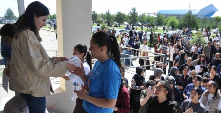 Kars’ta YKS heyecanı: Binlerce genç üniversite için sınav merkezlerine akın etti