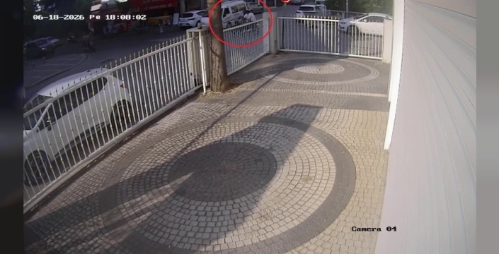 Kask hayat kurtardı: Motosikletli kamyonet kazasında mucize kurtuluş