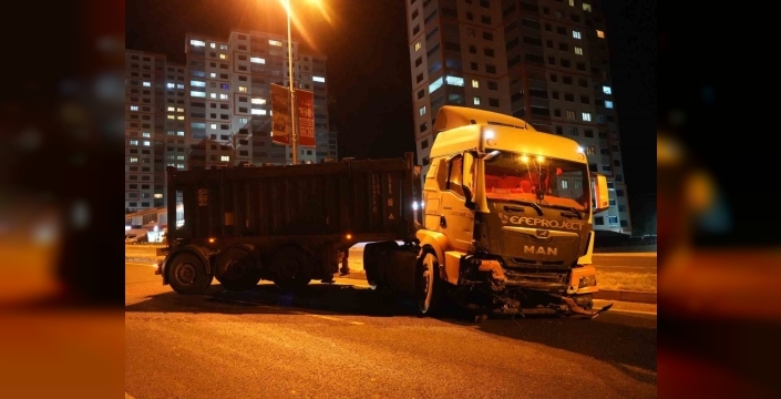 Kastamonu'da lastiği patlayan tır, su kanalına çarptı: 1 yaralı