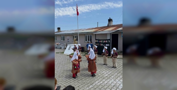 Kaymakam İsmail Demirtaş, köy okullarında çocukların mutluluğuna ortak oldu