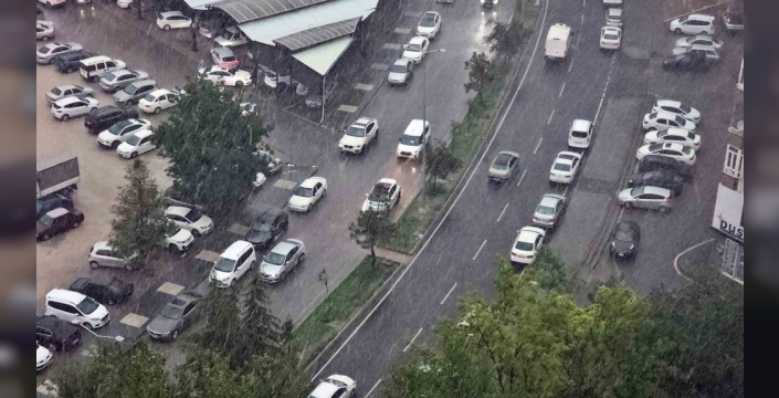 Kayseri'de ani sağanak yağış, hayatı olumsuz etkiledi